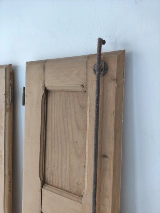 Dos contraventanas de madera