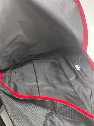 Mochila negra con detalles rojos (5229)