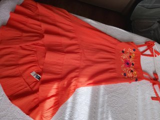 Vestido naranja con bordado floral.