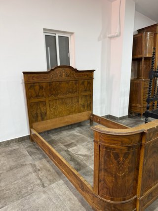 Cama y armario de madera con incrustaciones