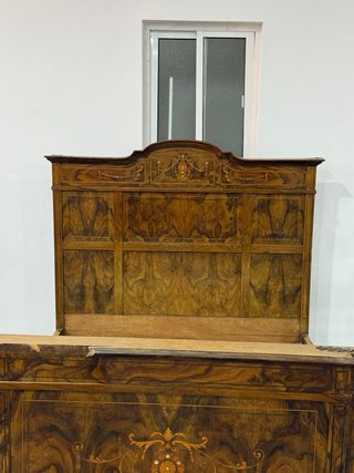 Cama y armario de madera con incrustaciones