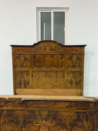 Cama y armario de madera con incrustaciones