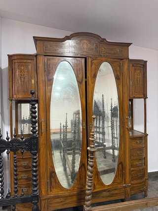 Cama y armario de madera con incrustaciones