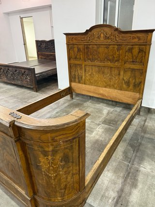 Cama y armario de madera con incrustaciones