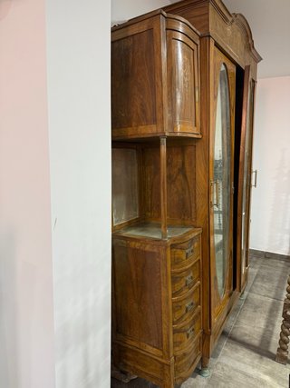 Cama y armario de madera con incrustaciones