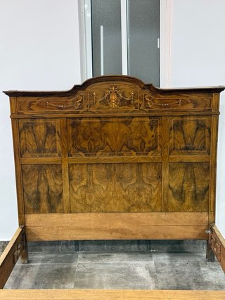 Cama y armario de madera con incrustaciones