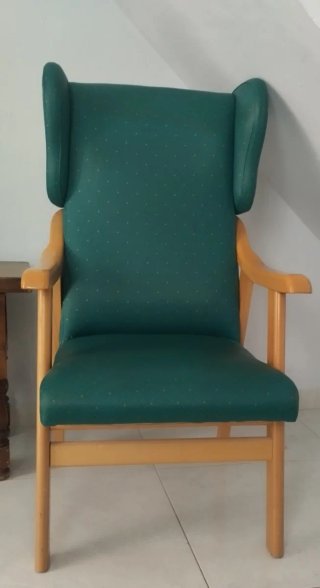 Sillón de madera tapizado verde