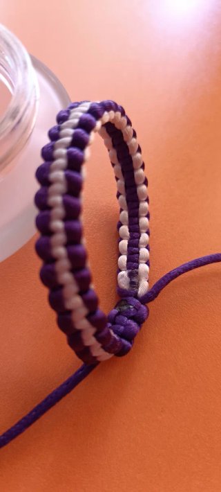Pulsera macramé morada y blanca
