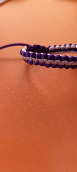 Pulsera macramé morada y blanca
