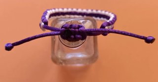 Pulsera macramé morada y blanca