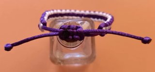 Pulsera macramé morada y blanca