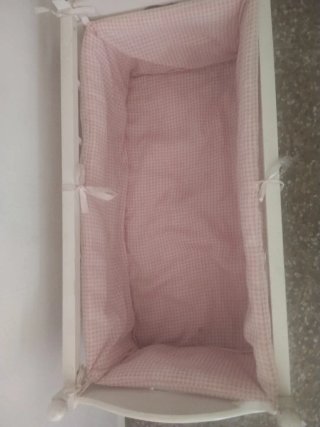 Cuna de muñecas blanca de madera