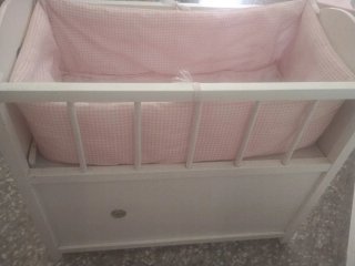 Cuna de muñecas blanca de madera