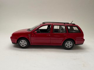 VW Golf Variant rossa Welly scala 1:24
