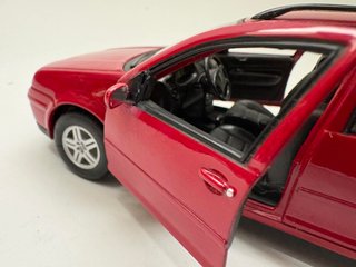 VW Golf Variant rossa Welly scala 1:24