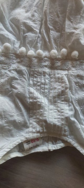 Camisa blanca con pompones