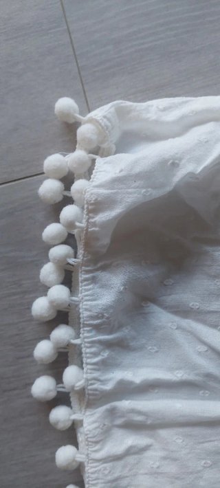 Camisa blanca con pompones