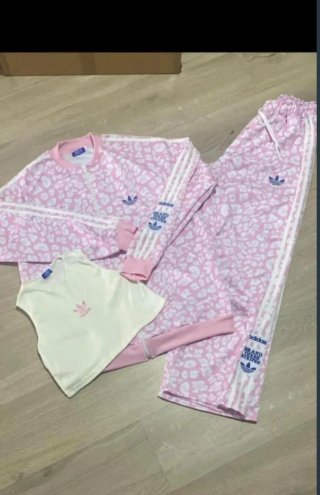 Conjunto Adidas estampado rosa y blanco