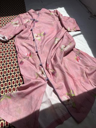 Vestido oriental rosa con flores