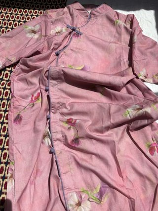 Vestido oriental rosa con flores