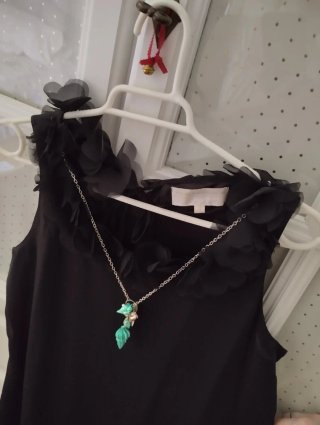 Vestido negro con cinturón turquesa