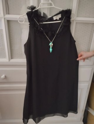 Vestido negro con cinturón turquesa
