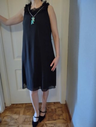 Vestido negro con cinturón turquesa