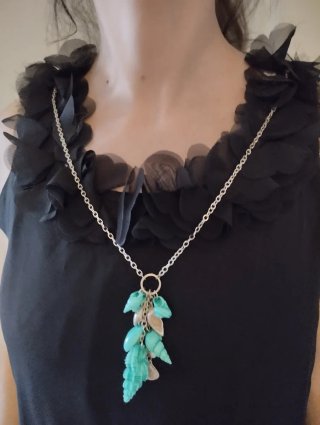Vestido negro con cinturón turquesa