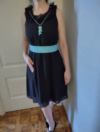 Vestido negro con cinturón turquesa