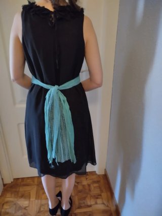 Vestido negro con cinturón turquesa