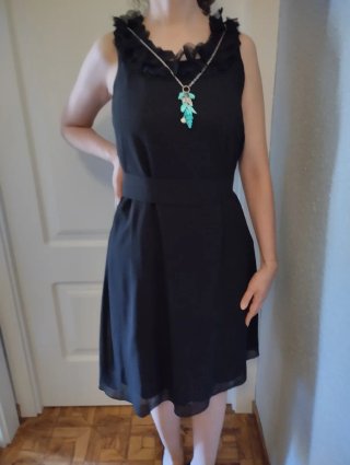 Vestido negro con cinturón turquesa
