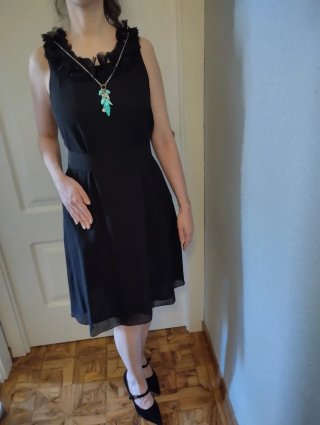 Vestido negro con cinturón turquesa