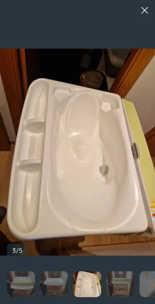 Cambiador de bebé con bañera