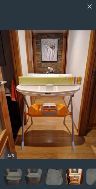 Cambiador de bebé con bañera