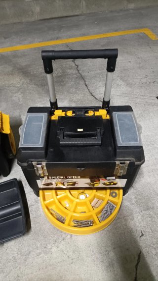 Caja de herramientas plástica con ruedas