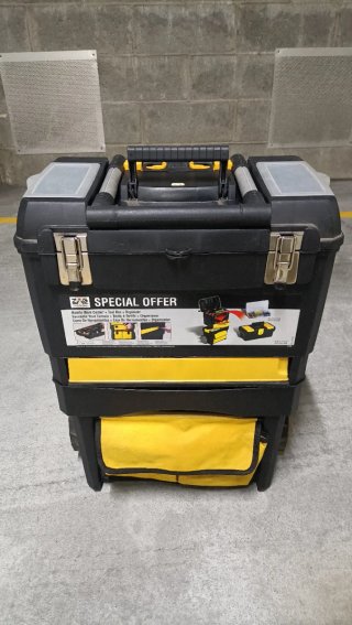 Caja de herramientas plástica con ruedas