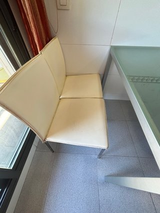 Mesa cocina cristal y 4 sillas polipiel