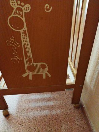 Cuna de madera con móvil