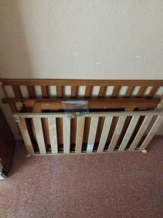 Cuna de madera con móvil