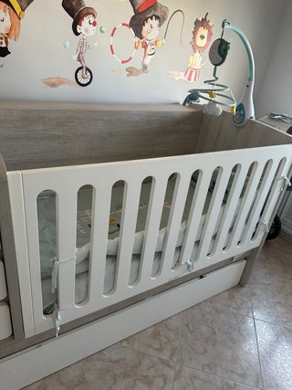 Cuna convertible en dormitorio Trama