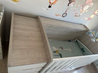 Cuna convertible en dormitorio Trama