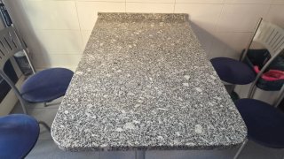 Mesa de granito con 4 sillas