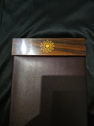 Argentaria de cuero y madera con flor dorada