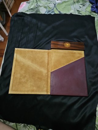 Argentaria de cuero y madera con flor dorada