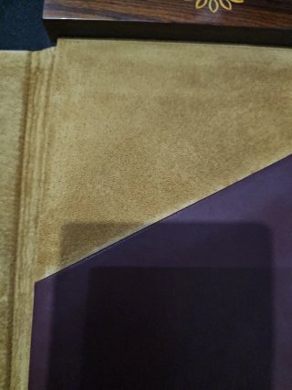 Argentaria de cuero y madera con flor dorada