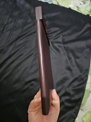 Argentaria de cuero y madera con flor dorada