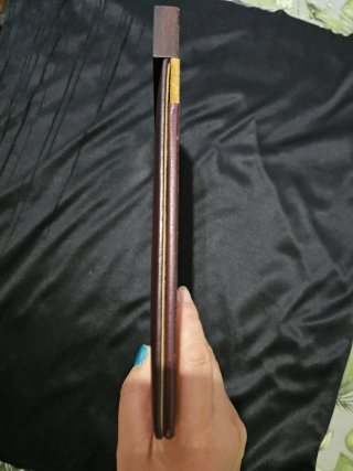 Argentaria de cuero y madera con flor dorada