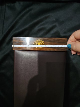 Argentaria de cuero y madera con flor dorada