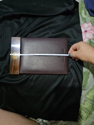 Argentaria de cuero y madera con flor dorada