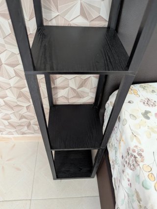 Lámpara de pie con estantes